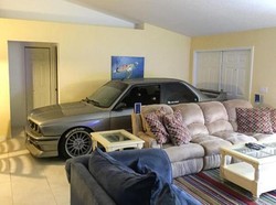 Amankan Mobil dari Badai, Pria Ini Parkir BMW-nya Dalam Rumah