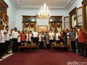 Di Blitar, Megawati Minta Diapit Ahok dan Risma