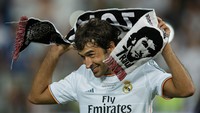 Raul Gonzalez meninggalkan Madrid pada 2010. Dia dilepas setelah dinilai tak lagi memuaskan di lini depan. Faktor cedera juga menjadi pengaruh besar dalam kariernya. (Foto: Gonzalo Arroyo Moreno/Getty Images)