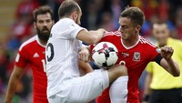 Valerian Gviliia berebut bola dengan Andy King. Andrew Couldridge/Reuters/detikFoto.