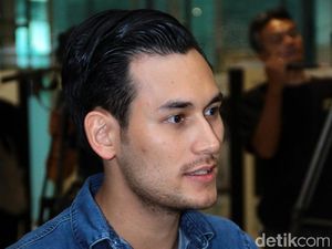 Arifin Putra Kesel Banget dengan Pengendara yang Nekat Lawan Arah