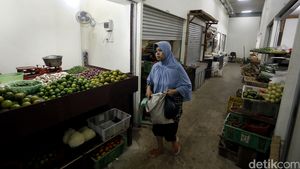Sepinya Pengunjung di Kios TPS Pasar Jaya Manggarai