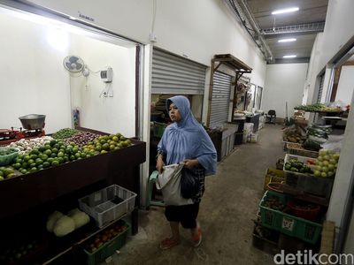 Sepinya Pengunjung di Kios TPS Pasar Jaya Manggarai