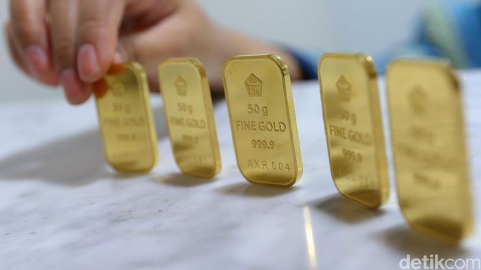 Harga Emas Stagnan Pegawai BNI Syariah Rasuna Said Jakarta menunjukan logam mulia emas Antam, Senin (10/10/2016). Menurut catatan Antam, harga emas atau Logam Mulia milik PT Aneka Tambang Tbk (Antam) hari ini stagnan di Rp 599.000/gram hari ini. Sementara harga pembelian kembali atau buyback dibuka naik Rp 1.000/gram.