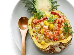 Ditaruh Dalam Buah Nanas, Nasi Goreng Thailand Lebih Segar Rasanya
