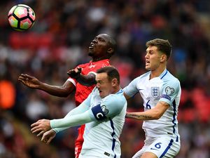 Rooney Dicemooh, Stones dan Henderson Membela