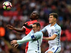 Rooney Dicemooh, Stones dan Henderson Membela