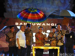 Meriahnya Banyuwangi Batik Festival di Bawah Guyuran Hujan