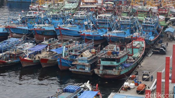Nelayan Muara Baru Mogok Kerja