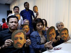 Suciwati Hadiri Sidang Putusan KIP Soal Munir Suciwati Hadiri Sidang Putusan KIP Soal Munir