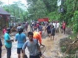 Tebing Setinggi 10 Meter Longsor, Jalur Lintas Selatan Malang-Blitar Ditutup
