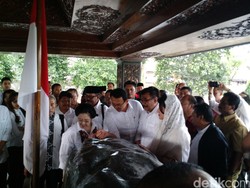 Suasana Hening Saat Mega dan Ahok Tabur Bunga di Makam Bung Karno