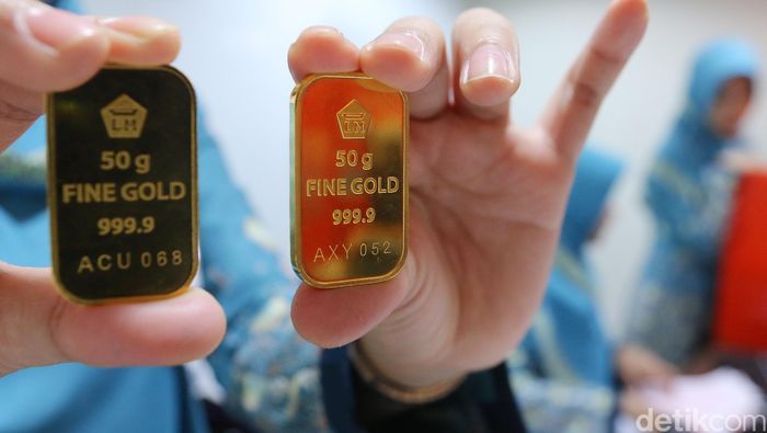 Harga Emas Stagnan Pegawai BNI Syariah Rasuna Said Jakarta menunjukan logam mulia emas Antam, Senin (10/10/2016). Menurut catatan Antam, harga emas atau Logam Mulia milik PT Aneka Tambang Tbk (Antam) hari ini stagnan di Rp 599.000/gram hari ini. Sementara harga pembelian kembali atau buyback dibuka naik Rp 1.000/gram.