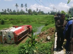 Pertamina akan Evakuasi Truk Solar yang Nyungsep di Sawah