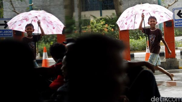 Hujan, Ojek Payung Laris Manis