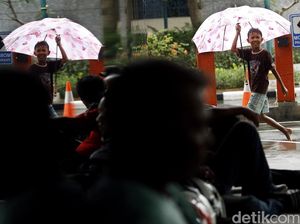 Hujan, Ojek Payung Laris Manis