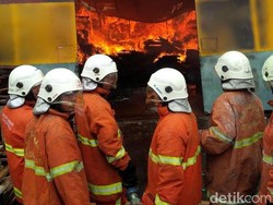 Sebuah Gudang Kayu di Oso Wilangon Terbakar