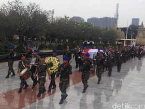 Maulwi Saelan Dimakamkan di TMP Kalibata Maulwi Saelan Dimakamkan di TMP Kalibata