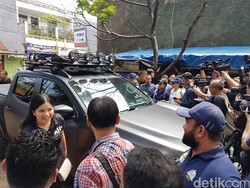Dampingi Agus, Annisa Pohan Jadi Magnet Selfie Warga Rusunawa Koja