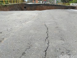 Jembatan Penghubung Jabar-Jateng di Banjar Ambles, Keretakan Jalan Sudah Sering Terjadi