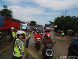 Aksi Berani Polwan Cantik Berjibaku di Tengah Banjir Pasuruan