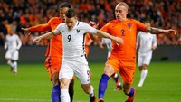 Kevin Gameiro mendapat pengawalan ketat dari Rick Karsdorp dan Virgil van Dijk dalam pertandingan yang dihelat di Amsterdam ArenA, Selasa (11/10/2016) dinihari WIB. Michael Kooren/Reuters/detikFoto.