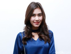 Ibunda Pulang Umrah, Syahnaz Dikasih Kado Doa Mujarab