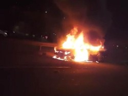 Api yang Membakar Honda City di Tol Kp Rambutan arah Cikunir Sudah Padam