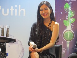 Tak Punya Waktu ke Salon, Ini Cara Sandra Dewi Jaga Keindahan Rambutnya