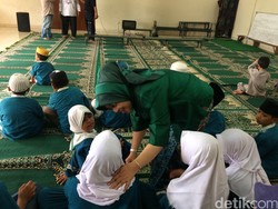 Ultah ke-58, Sylviana Murni Sapa Anak Yatim di Masjid Luar Batang