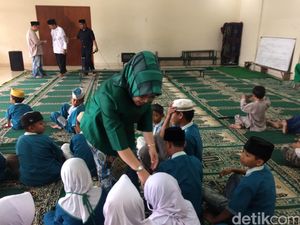 Ultah ke-58, Sylviana Bagikan Beras dan Uang ke Anak Yatim di Luar Batang