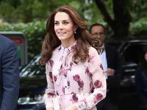 Setelah Melania Trump, Giliran Kate Middelton Pakai Pussy Bow Blouse