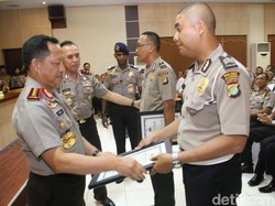 Bekuk Perampok Bersenpi, 2 Bintara Polisi ini Diberi Penghargaan Oleh Kapolri