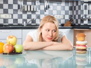 Tanda-tanda Terlalu Banyak Makan Lemak Bisa Diamati Saat BAB