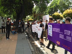 Kecam Kebijakan Duterte, Massa Korban Napza Demo di Depan Kedubes Filipina