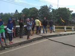 Dihalau Polisi, Warga Tetap Nongkrong di Jembatan Ambles Pangandaran
