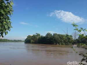 Diguyur Hujan Seharian, Sebagian Rumah Warga Solo Mulai Tergenang Diguyur Hujan Seharian, Sebagian Rumah Warga Solo Mulai Tergenang