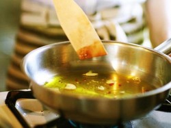 Jangan Asal Buang, Ini 5 Cara Tepat untuk Membuang Sisa Minyak Saat Memasak