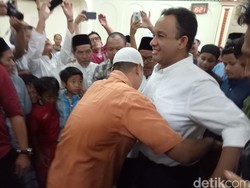 Ikatkan Sarung ke Anies, Warga Petamburan: Ini Simbol Pro Rakyat