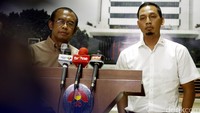 Deputi IV Bidang Peningkatan Prestasi Olahraga Deputi IV Bidang Peningkatan Prestasi Olahraga Kemenpora Gatot S. Dewa Broto, bersama Sekretaris Jenderal PSSI Azwan Karim, memberikan keterangan terkait gelaran Kongres PSSI, di Kantor Kemenpora, Jakarta, Rabu (12/10/2016).