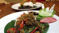 Gurih Wangi, Bebek Goreng Bumbu Kecombrang dengan Paduan Rawit Pedas