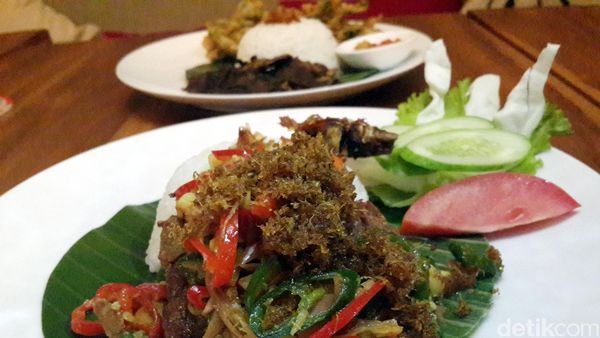 Gurih Wangi, Bebek Goreng Bumbu Kecombrang dengan Paduan Rawit Pedas