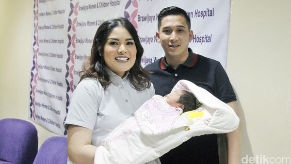 Nindy dan Suami Semringah Sambut Buah Hati