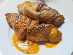 Yummy! Enaknya Ngemil Croissant Isi Kuning Telur Asin yang Leleh di Sini!