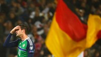 Kyle Lafferty tampak kecewa dengan kekalahan tersebut. Kai Pfaffenbach/Reuters/detikFoto.