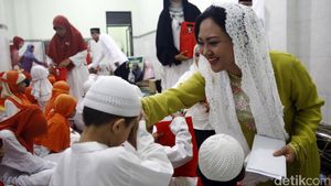 Istri Wagub Djarot Rayakan Lebaran Yatim