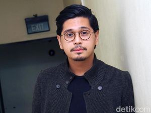 Tertawa Lihat Foto Ciuman Petra-Satriyo, Franky Sihombing: Agak Gesrek Sih Tertawa Lihat Foto Ciuman Petra-Satriyo, Franky Sihombing: Agak Gesrek Sih
