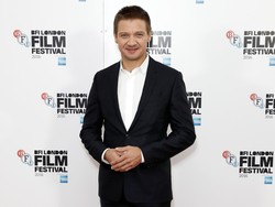 Jeremy Renner Memerankan Ahli Menembak Doc Holliday
