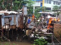 Normalisasi Kali Krukut, Satpol PP Bongkar 4 Rumah di Petogogan