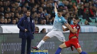 Gary Cahill berusaha menghentikan serangan Benjamin Verbic. Carl Recine/Reuters/detikFoto.